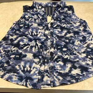 Juniors size medium button down sleeveless top